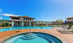 Una piscina al aire libre, una piscina climatizada