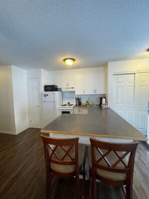 Een koelkast, een microgolfoven, een oven, een kookplaat