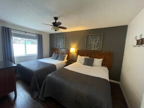 2 slaapkamers, een strijkplank/strijkijzer, internet, beddengoed