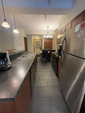 Fridge, microwave, oven, stovetop - Dog Friendly 2 Bedroom at Fire Mountain Lodge (Canmore)