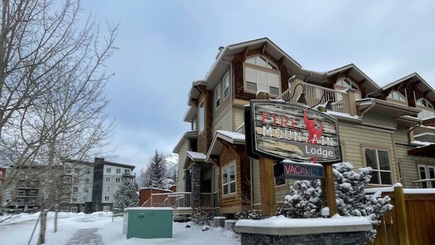 A lodge with a sign indicating a vacancy.