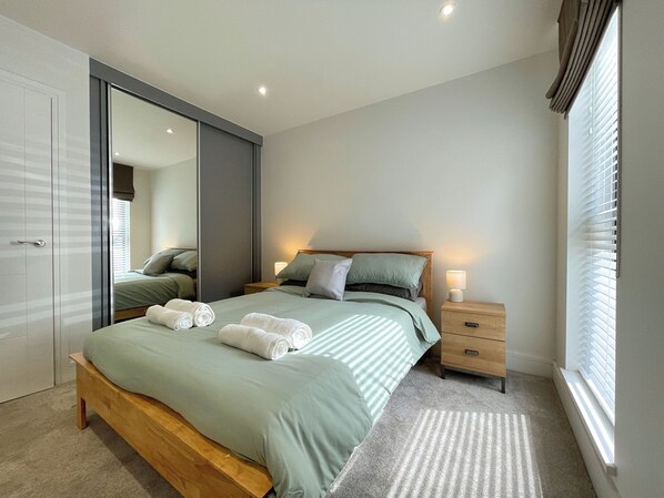 Comfort Apartment | 2 bedrooms, desk, laptop workspace, iron/ironing board - Modern and Sleek 2 Bed Apartment (Sheffield)