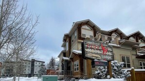 Eine Lodge mit einem Schild, auf dem 'First Mountain Lodge' und 'Vaca Duro' steht.