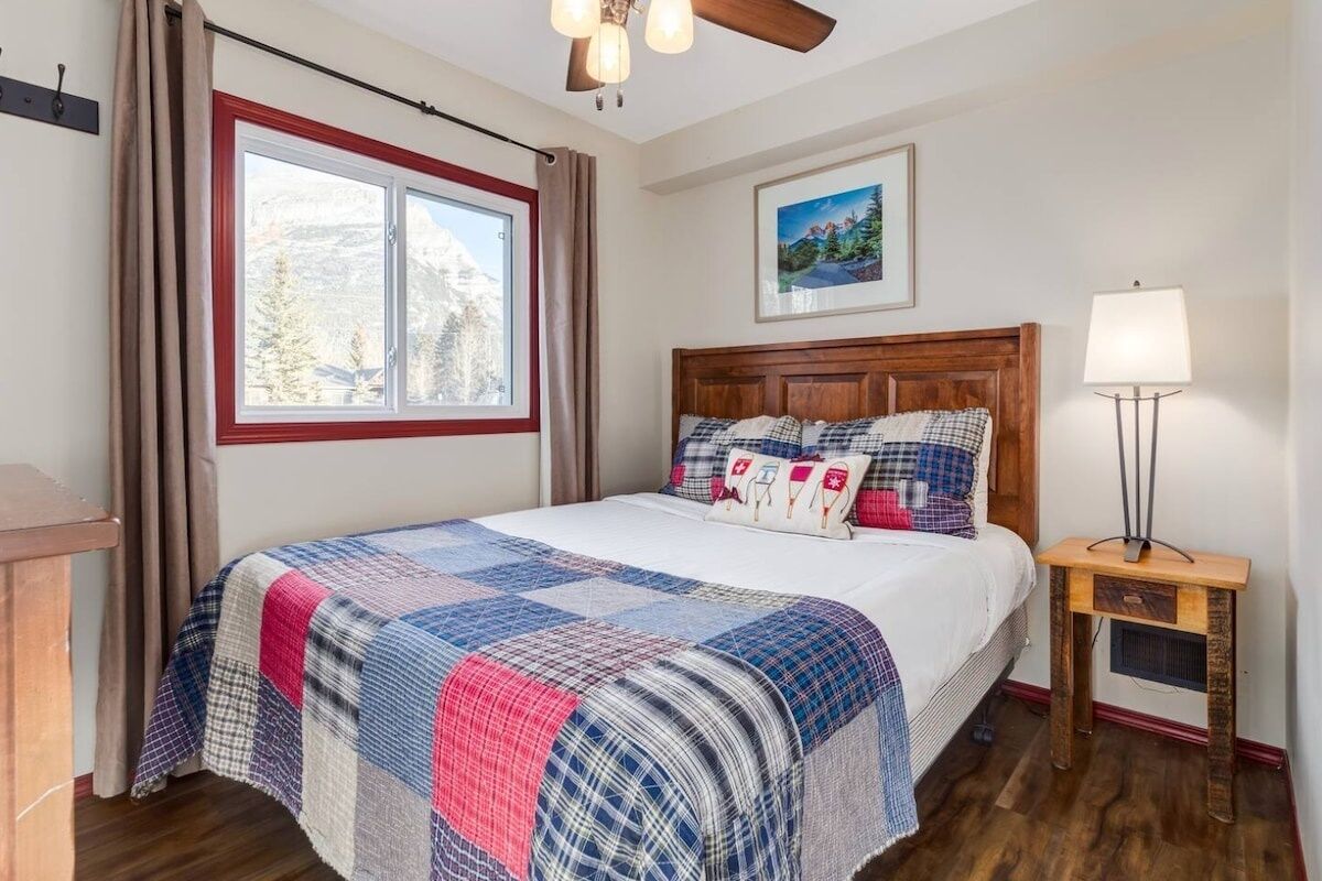 2 bedrooms, internet, bed sheets