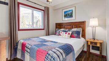 2 bedrooms, internet, bed sheets