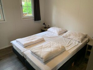 2 عدّة غرف نوم وطراز فريد لكل وحدة وملاءات أسرّة