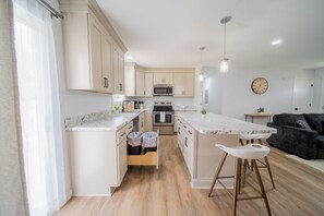 Fridge, microwave, oven, stovetop - Charming 2-bedroom farmhouse in nice Wendell with AC, WiFi (Wendell)