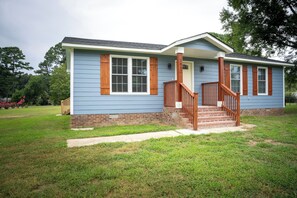 Exterior - Charming 2-bedroom farmhouse in nice Wendell with AC, WiFi (Wendell)