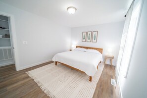 2 bedrooms, desk, iron/ironing board, free WiFi - Charming 2-bedroom farmhouse in nice Wendell with AC, WiFi (Wendell)