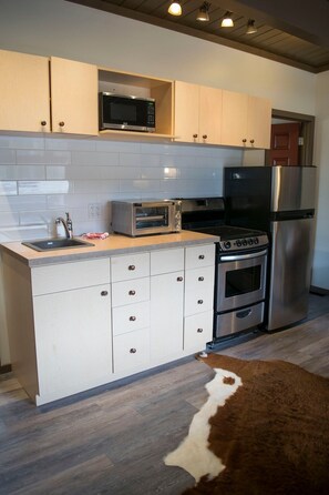 Fridge, microwave, oven, stovetop - Yam 27/28 - Upper 2 Bedroom K/Q (Dead Man's Flats)