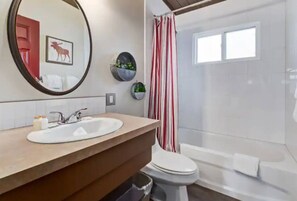 Secador de cabelo, toalhas de banho