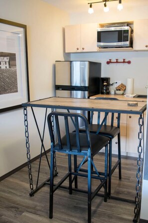 冷蔵庫、電子レンジ、コーヒー / ティーメーカー、調理器具と食器