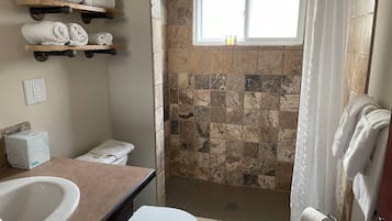 SĂšche-cheveux, serviettes fournies