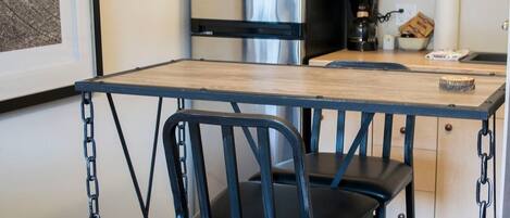 Refrigerador, microondas, cafetera/tetera