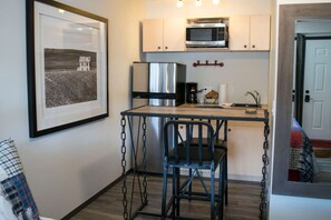 Fridge, microwave, coffee/tea maker - Yam 15 - Studio with King (Dead Man's Flats)