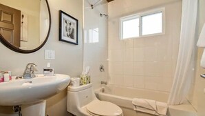 Ein Badezimmer mit Toilette, Waschbecken und Badewanne.