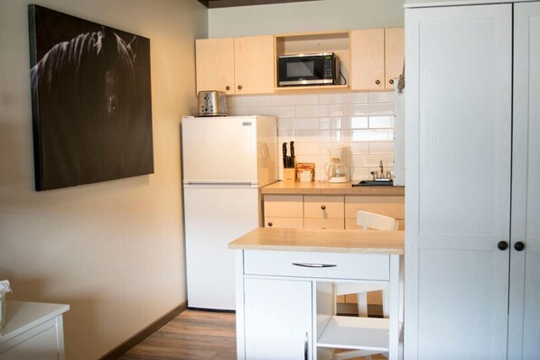 Fridge, microwave, coffee/tea maker, cookware/dishes/utensils