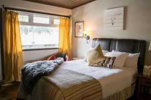 WiFi, bed sheets - Yam 23 - Upper Studio with King (Dead Man's Flats)