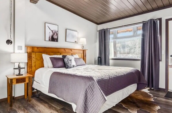 1 bedroom, Internet, bed sheets - Yam 26 - Upper Studio with King (Dead Man's Flats)