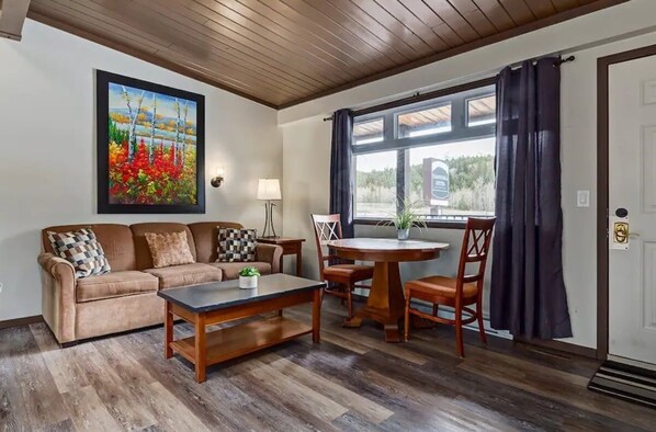 Interior - Yam 22 - Upper 1 Bedroom Queen (Dead Man's Flats)