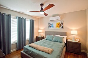 2 bedrooms, iron/ironing board, WiFi, bed sheets - Prime Location! Near Downtown! (San Antonio)