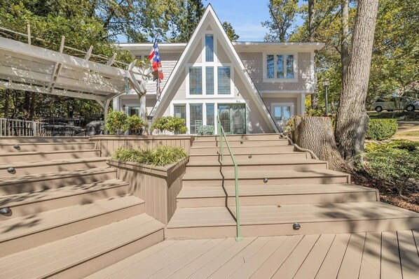 Exterior - 4-bedroom lake house in serene Spring City with AC, WiFi. Enjoy relaxation (Spring City)