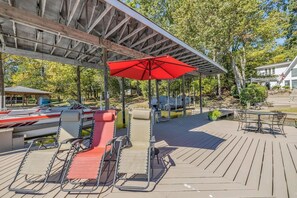 Outdoor dining - 4-bedroom lake house in serene Spring City with AC, WiFi. Enjoy relaxation (Spring City)