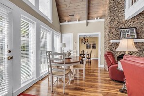 Dining - 4-bedroom lake house in serene Spring City with AC, WiFi. Enjoy relaxation (Spring City)