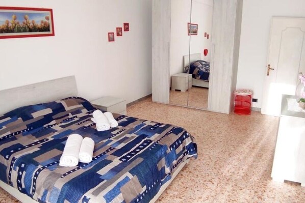 3 bedrooms, desk, WiFi, bed sheets - Dany's House (Roma)