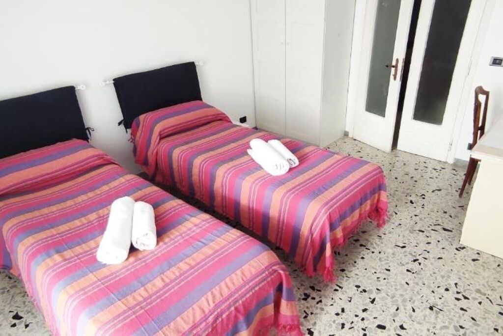 3 bedrooms, desk, WiFi, bed sheets