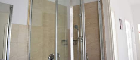 Douche, sèche-cheveux, bidet, serviettes fournies