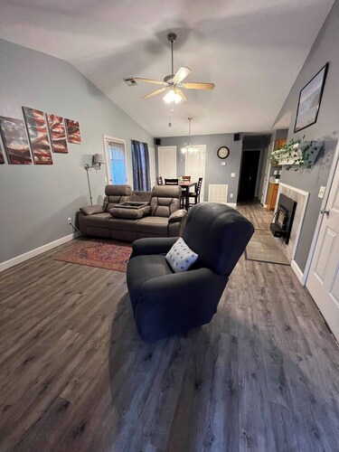 AMAZING LOCATION in Downtown Bentonville. Biking HQ. Access to trails and square