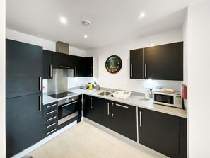 Kjøleskap, mikrobølgeovn, ovn og kokeplater