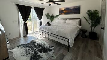 6 bedrooms, desk, WiFi, bed sheets