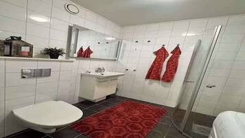 Haartrockner, Handtücher, Seife, Toilettenpapier