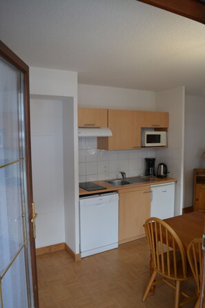 Kjøleskap, mikrobølgeovn, kokeplater og oppvaskmaskin