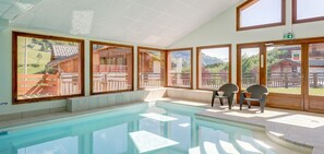 A pool area with clear views of a mountainous landscape through large windows. - Apartment 4 Adults and one child - Flumet - heated swimming pool (Flumet)