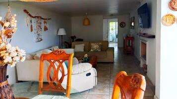 Classic Apartment, Ocean View | Living area