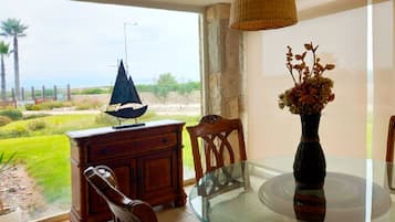 Classic Apartment, Ocean View | Living area