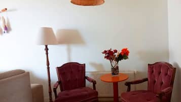 Classic Apartment, Ocean View | Living area