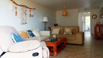 Classic Apartment, Ocean View | Living area