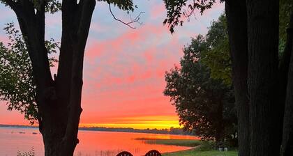 Lake Champlain 2-bedroom cottage with kayaks and bikes in beautiful Alburgh.