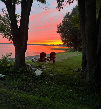 Lake Champlain 2-bedroom cottage with kayaks and bikes in beautiful Alburgh.