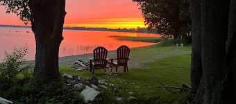 Lake Champlain 2-bedroom cottage with kayaks and bikes in beautiful Alburgh.