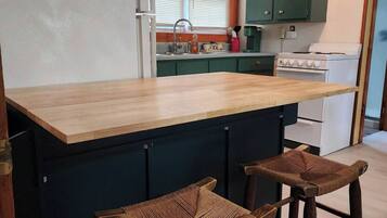 Microwave, oven, stovetop, coffee/tea maker