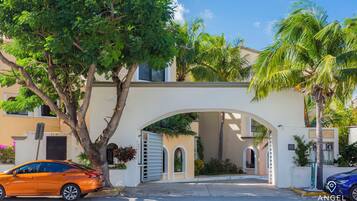 Vista frontal de la propiedad