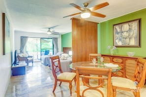 Studio, 2 Double Beds | In-room dining