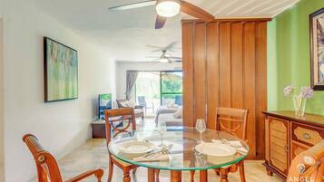 Estúdio, 2 camas de casal | Opções para refeição no quarto