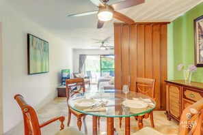 Studio, 2 Double Beds | In-room dining