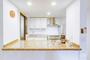 Studio, 2 Double Beds | Private kitchen